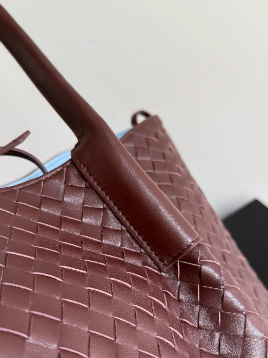 Batch 2660 Bottega Veneta 2025 new product PINACOTECA bag, iconic weaving process, skillfully crafted with 10mm Intrecciato process and equipped with suede lining. Four small strips of leather add character to the design and make the bag more stable. Relaxed yet sophisticated, casual yet refined, suede lining and double-sided design, suitable for shoulder and hand carry. The four straps can be adjusted into different shapes. One pack can be switched between two uses, easily integrating into your daily rhythm. Style number: 817166 Size: 43*23*17.5cm